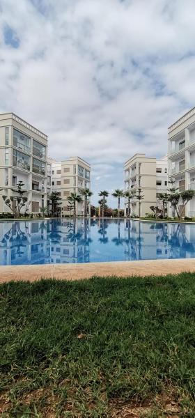 Grand appartement vue golf a 2 min de la plage Bouznika